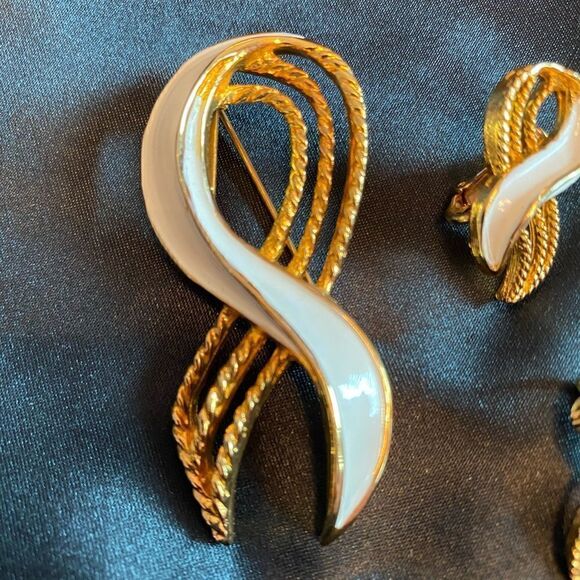 Vintage 80s brooch and clip earring set - Picture 3 of 10